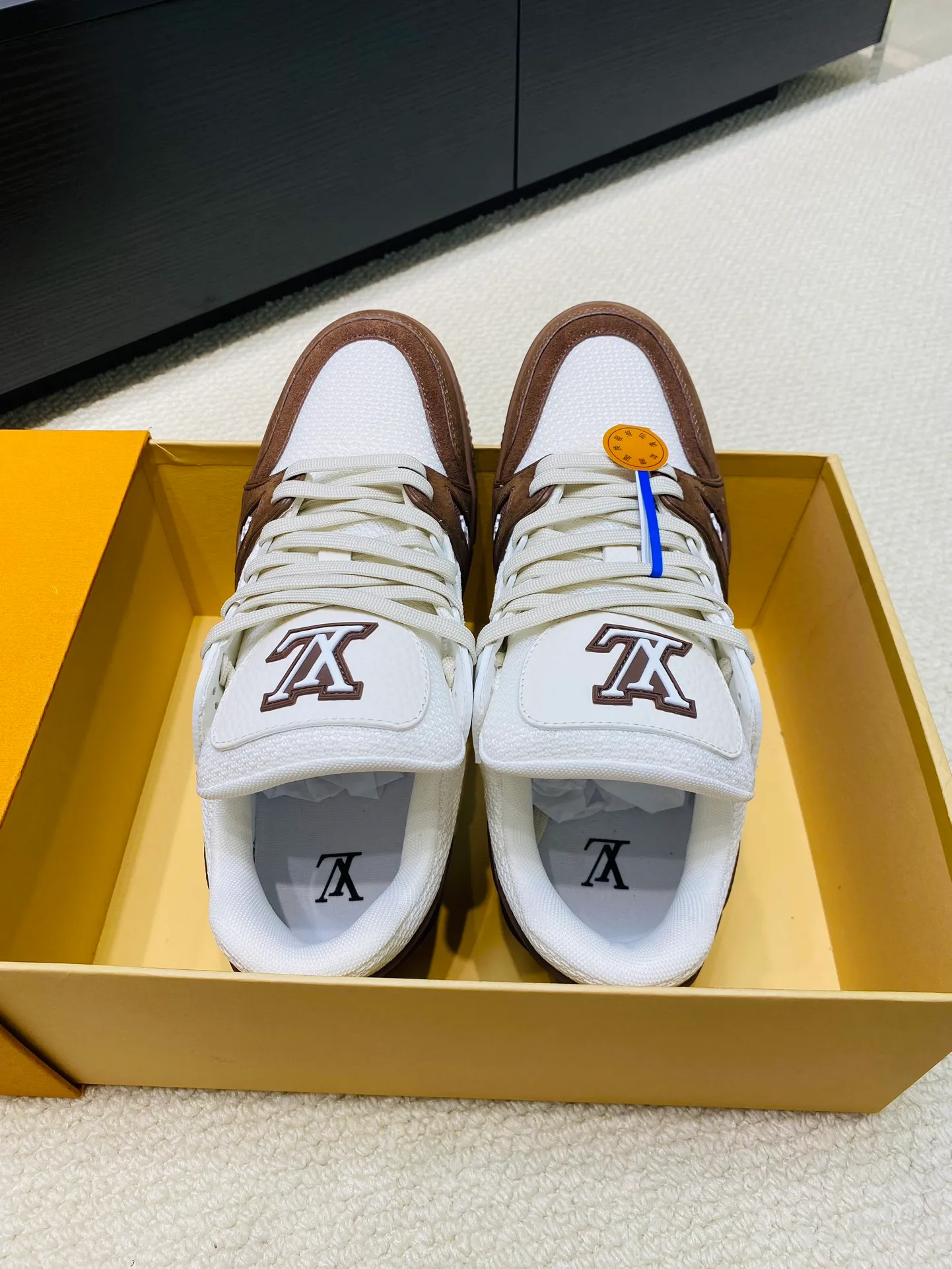 👟👟Ex-factory price 800👟👟 💰💰💰 Hot style 🆕🆕🆕𝙇𝙑 LV Louis Vuitton L House Donkey Brand Trainer Series Couple Style Casual Sports Shoes Skateboard Shoes Original Purchase Development Production Production This pair of LV Trainer sneakers are made of a blend of technical materials with waterproof properties. The meticulously crafted upper is notable for its many signature details, including Louis Vuitton and #54 in script, referencing the year 1854. Exquisite packaging at the delivery counter🛍📦 ▪️Fabrics: Original customized imported cowhide ▪️Inner lining: Original customized breathable mesh ▪️Outsole: Original open-molded non-slip TPU combination outsole ▪️Sole thickness: 3 cm ▪️Size: Women's 35-41 / Men's 38-46
